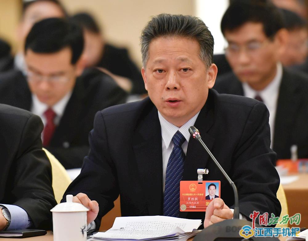 我校全国人大代表罗胜联在全国人大会上积极建言献策