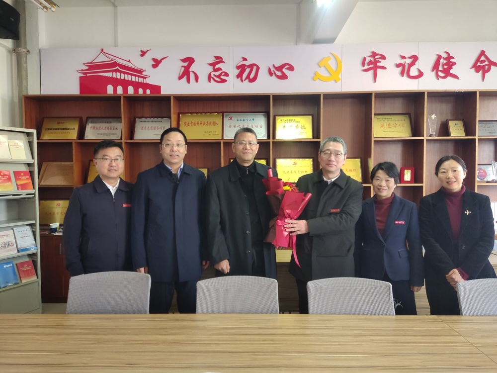 副校长郭正华一行与王有远合影