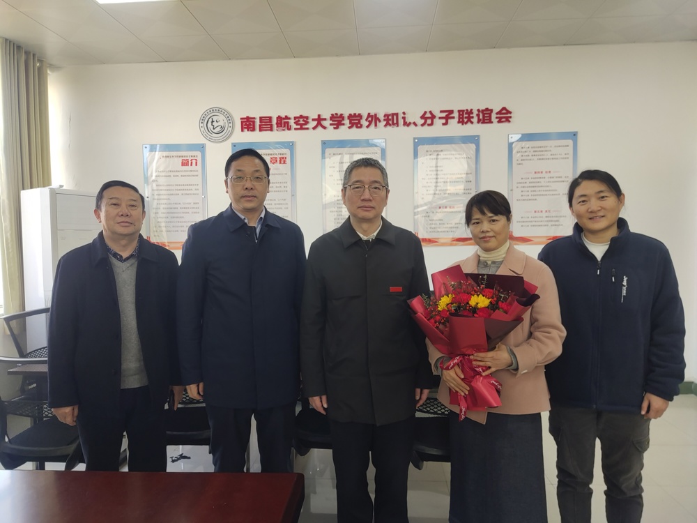 副校长郭正华一行与储珺合影