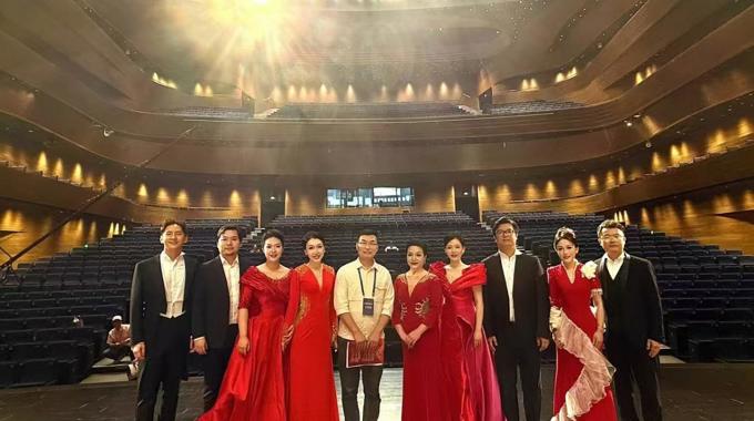我校民进会员何莎莎受邀参加“放歌英雄城”纪念中国人民抗日战争暨世界反法西斯战争胜利80周年千人合唱音乐会